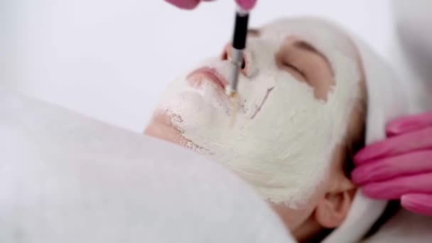 Spa Cosmetología Concepto Tratamiento Belleza Esteticista Aplicar Nutriente Mascarilla Facial — Vídeos de Stock