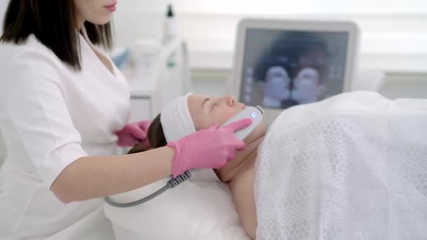 五金美容术提供非手术式的面部整形治疗 如Smas整形超声波整形 使皮肤年轻化 使其更年轻 — 图库视频影像