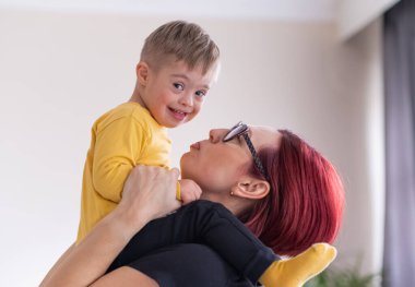  Down sendromlu anne ve çocuğu eğitim bloklarıyla yaratıcılıklarını keşfediyorlar, birlikte rahatlatıcı bir aktivitenin tadını çıkarıyorlar.