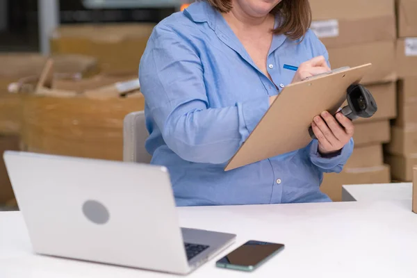 Running an online business: Essential tips for packing orders and tracking receipts.SME freelance online sales and shipping