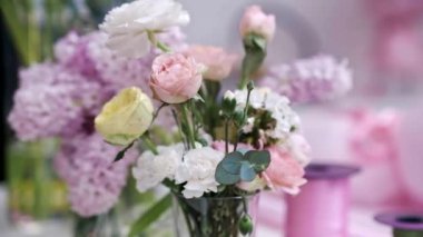 Çiçekçilik, pembe çiçek buketi çiçekçinin iç güzelliği ve renkleri küçük işletmelerin başarısının sembolüdür..