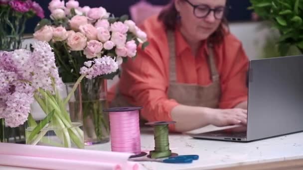 Female Flower Decorator Floral Designer Working Laptop Shower Store Studio — Stock Video