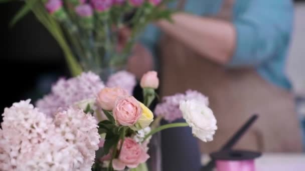 Květinářství Kvalifikovaná Mladá Žena Profesionální Květinářka Pečlivě Vybírá Květiny Vytváří — Stock video