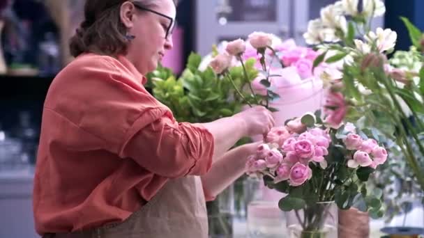 Квалифицированная Флористка Хозяйка Мастерски Организовывает Красивый Букет Красочных Цветов Добавляя — стоковое видео