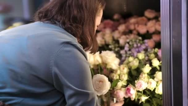 Sorprende Alguien Especial Con Ramo Primavera Cuidadosamente Elaborado Tienda Flores — Vídeo de stock