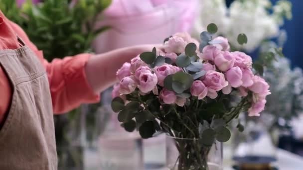 Талантливый Флорист Проектирует Прекрасное Расположение Розовых Роз Точностью Заботой Профессия — стоковое видео
