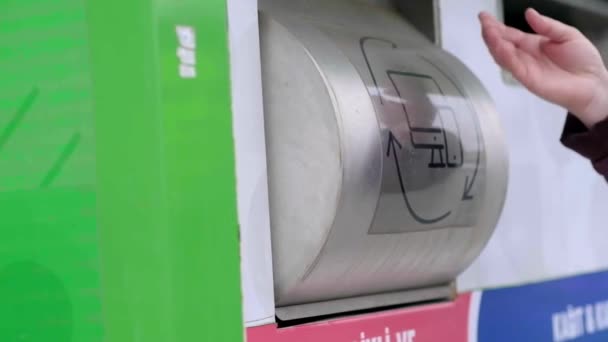 Persoon Scheidt Verwijdert Waste Metaal Elektronisch Naar Container Met Gadgets — Stockvideo