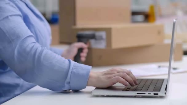Zárja Laptop Ellenőrzése Megrendelések Szkennelés Vonalkód Kartondobozok Csomagok Szállításra Kész — Stock videók