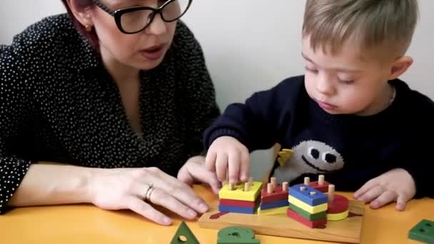 ダウン症の子供と彼の母親の肖像 創造的なゲーム 想像力の才能を果たしている母親と息子 — ストック動画
