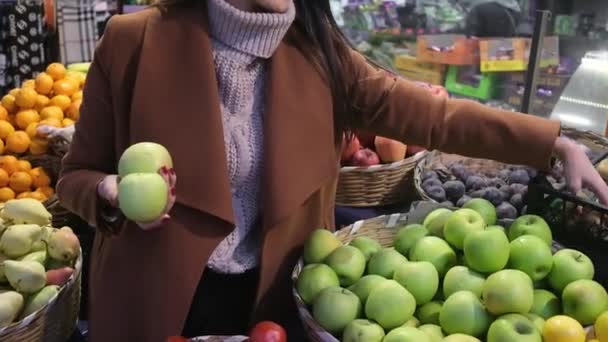 Kadın Eli Sağlıklı Beslenme Yaşam Tarzı Için Taze Organik Elma — Stok video