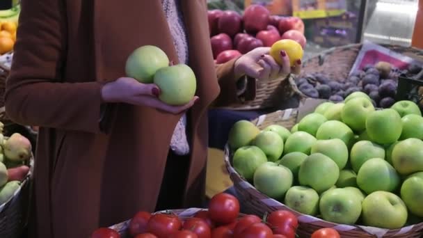 Jonge Vrouw Met String Zak Kiezen Fruit Fruit Groente Plank — Stockvideo