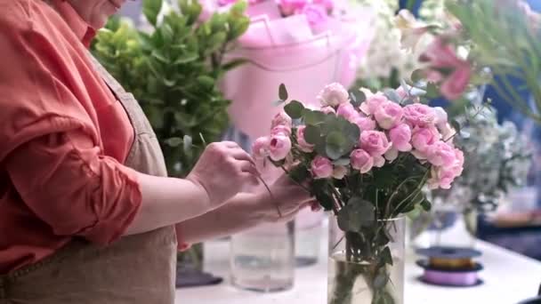 Decorador Flores Profesional Primer Plano Las Manos Una Joven Florista — Vídeos de Stock