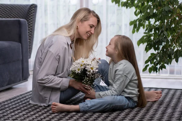 Córka Dziewczyna Jest Daje Kwiat Bukiet Dla Matki Całuje Przytulając — Zdjęcie stockowe