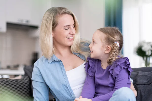 Milující Maminka Roztomilou Dceruškou Sedí Doma Pohovce Objímají Usmívají Šťastné — Stock fotografie