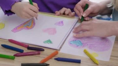 Çocuk yaratıcı hobi eğitimi için sanat dersi. Öğretmen, anaokulu öğrencisine yardım ediyor. Talip küçük kız çizim ve resim yapıyor.