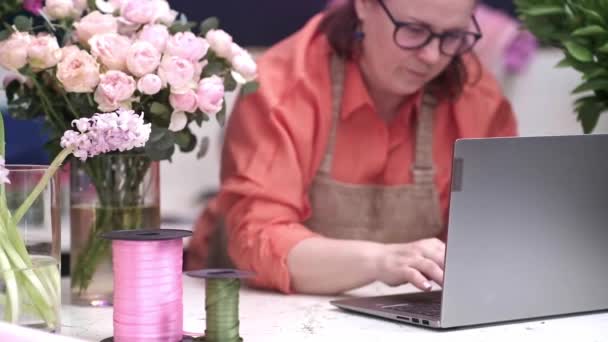 Wykwalifikowany Profesjonalny Kwiaciarnia Jej Prime Modne Piękne Bukiety Podczas Zakładania — Wideo stockowe