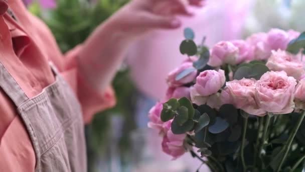 Zbliżyć Ręce Asystent Kwiaciarni Działa Stworzyć Piękne Żywe Różowe Róże — Wideo stockowe