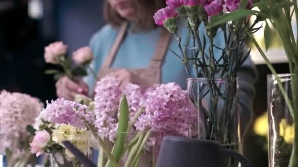 Zdolna Młoda Kobieta Profesjonalna Kwiaciarka Umiejętnie Tworząca Wspaniałe Bukiety Następnie — Wideo stockowe