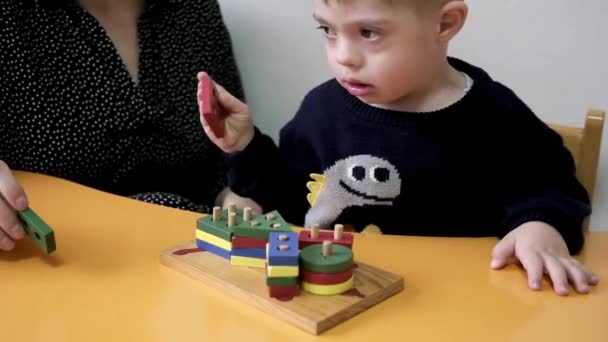 Famiglia Impegnata Attività Creativa Stimolante Con Loro Bambino Con Sindrome — Video Stock