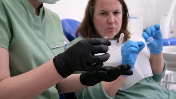 Paciente Clínica Odontológica Segurando Nas Mãos Tentando Aligner Invisível Para — Vídeo de Stock