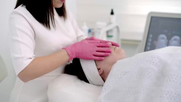 Esteticista Massagear Rosto Cliente Durante Calmante Revitalizante Procedimentos Faciais — Vídeo de Stock