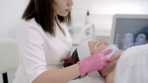 Orvos Használ Lézer Gépek Ultrahang Emelő Fiatalítani Bőrt Miközben Figyelemmel — Stock videók