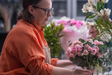 Muhteşem bahar buketi, yerel çiçekçiler tarafından özenle hazırlanmış, mükemmel hediyeyi tamamlamak için taze çiçekleri dikkatlice seçiyor.