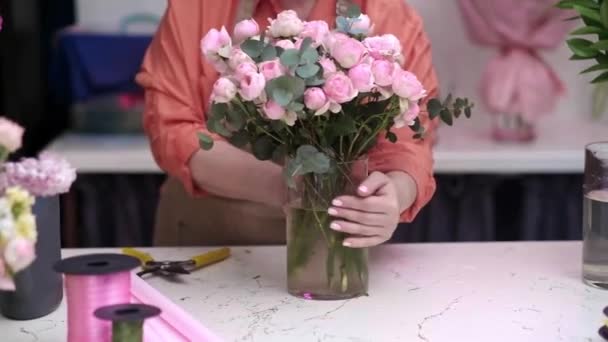 成功した創造的な女性起業家とフラワーショップのオーナーは ポーズと自信を持って立って 手に花の花束 中小企業 — ストック動画