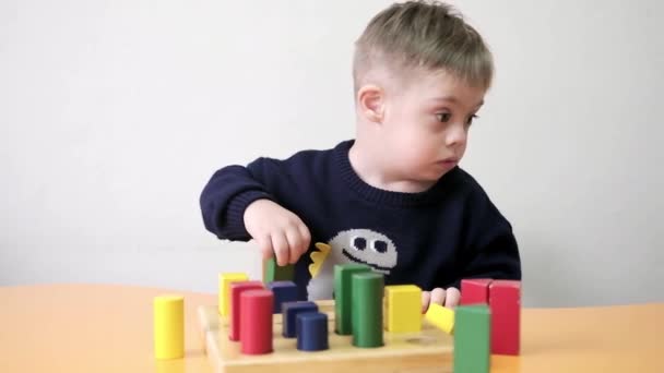 Sendromlu Çocuk Kendini Açıklayan Yaratıcılığını Geliştiren Geometrik Şekillerle Öğreniyor Oynuyor — Stok video