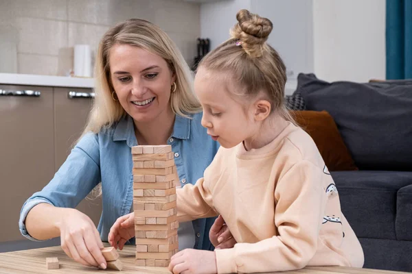 Słodkie Dziecko Blond Hait Uczenia Się Budować Wieżę Zabawek Drewnianych — Zdjęcie stockowe