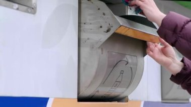 Plastik çöpler için plastik atıkları geri dönüşüm kutusuna koyan, sürdürülebilir atık imhası için çöpleri kategorize eden bir kadın. çeşitli çöp türlerini sıralamak