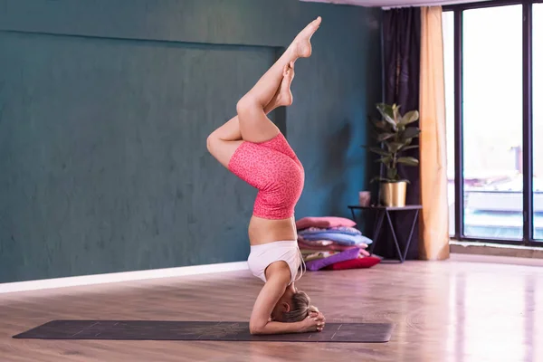 Ejercicio Yoga Estudio Moderno Con Ventanas Panorámicas Mujer Haciendo Cabecera — Foto de Stock