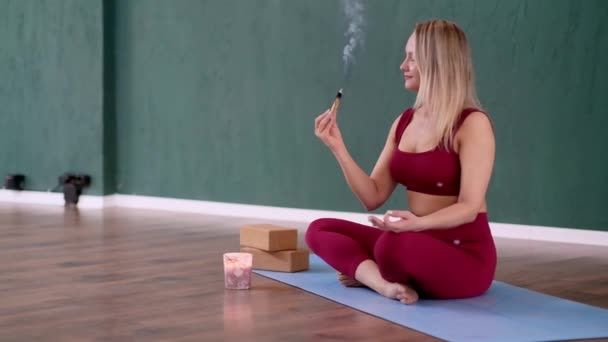 Жінка Блондинка Яка Тримає Палаючу Палицю Аромату Медитації Під Час — стокове відео