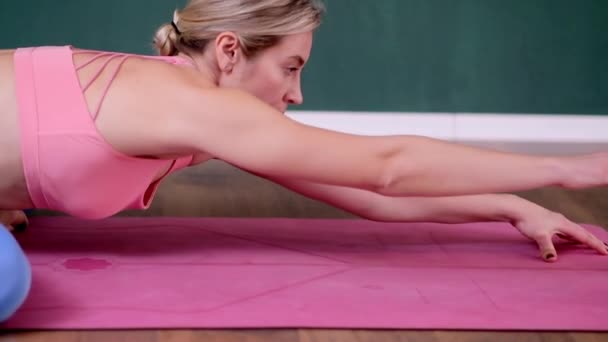 Blond Vrouw Doen Effectieve Yoga Pose Voor Lichaam Ontspanning Stretching — Stockvideo
