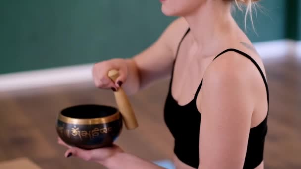 Face Fermée Femme Tranquille Méditant Avec Bol Chant Tibétain Yogi — Video