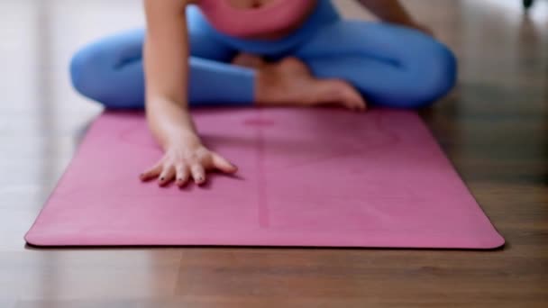 Vrouwelijke Student Beoefenen Meditatie Voor Lichaam Geest Ontspanning Professionele Yoga — Stockvideo