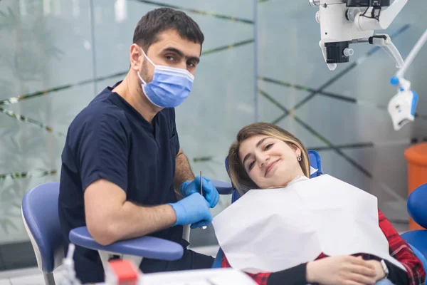 Dentysta Masce Medycznej Szczęśliwa Pacjentka Uśmiechnięta Aparacie Fotograficznym Młoda Kobieta — Zdjęcie stockowe