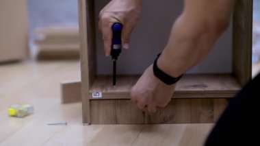 Mobilya teslimatı ve güçlü marangoz elleri apartman başarılı marangozluk sektöründe karton kutulara karşı tahta dolaba çivi vileme