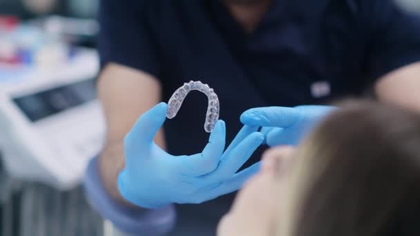 Ortodonta Gumowych Rękawiczkach Przezroczystymi Wyrównującymi Korekcji Uzębienia Dla Pacjenta Zbliżenie — Wideo stockowe