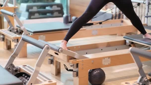 Pilates Κατάρτισης Για Την Ευελιξία Σπορ Γυναίκα Κάνει Τέντωμα Άσκηση — Αρχείο Βίντεο