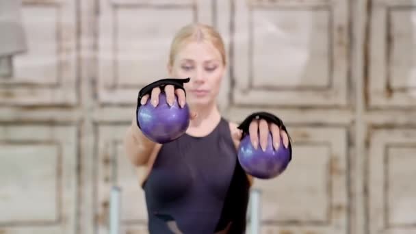 Blondine Vrouw Sportkleding Met Halters Voor Pilates Armspieren Versterken Professionele — Stockvideo