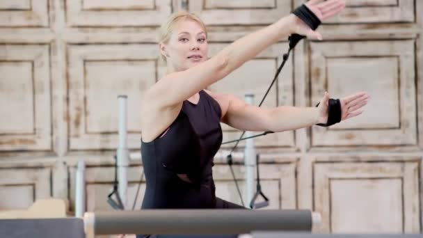 Effectieve Pilates Lessen Moderne Studio Professionele Coach Met Oefening Van — Stockvideo