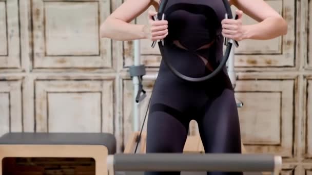 Спортивна Жінка Проводить Ефективне Тренування Тренувальним Колом Зміцнення Язів Рук — стокове відео