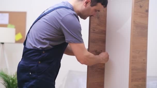 Moderne Møbelforretning Som Reparerer Hylleholdere Trehyller Konstruert Kontorinteriør Som Arbeider – stockvideo