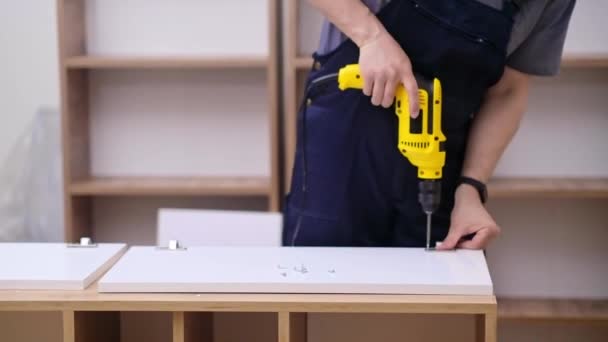 Møbler Levering Installation Handyman Overtræk Ved Hjælp Skruetrækker Til Fastsætte – Stock-video