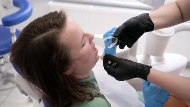 Tandarts Toepassen Van Onzichtbare Uitlijning Een Vrouwelijke Patiënten Tanden Een — Stockvideo