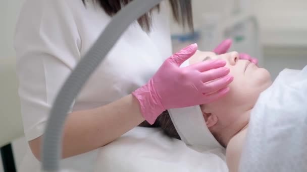 Tijdens Het Gezichtsonderzoek Een Cosmetoloog Maakt Gebruik Van Een Vergrootglas — Stockvideo