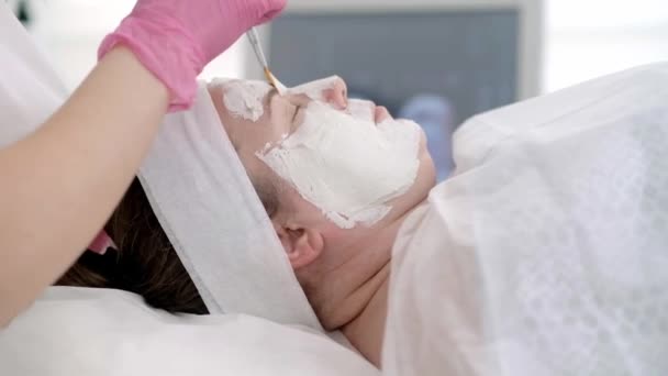 Belleza Estética Médico Aplicación Mascarillas Con Cepillo Realizar Tratamientos Faciales — Vídeos de Stock