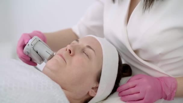 Mujer Mediana Edad Que Experimenta Tratamiento Lifting Facial Con Láser — Vídeos de Stock
