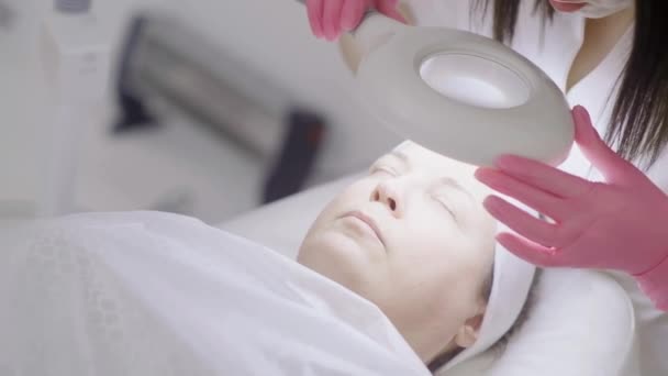 Kosmetologen Vergrootlamp Onthult Eventuele Huidproblemen Die Vakkundig Worden Genezen Tijdens — Stockvideo